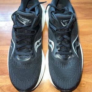 Womens Saucony Triumph 21- Black sixe 8.5